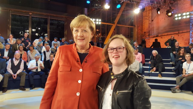 Natalie Dedreux mit Bundeskanzlerin Angela Merkel in der ARD-Sendung 