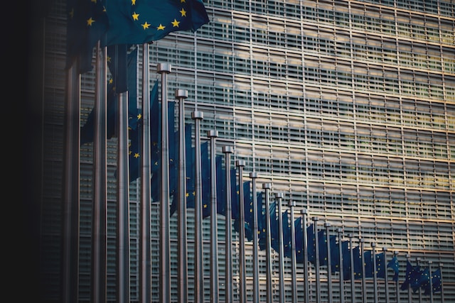 EU-Flaggen vor Gebäudehintergrund