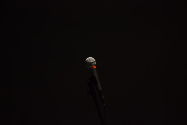 Mikrofon vor schwarzem Hintergrund