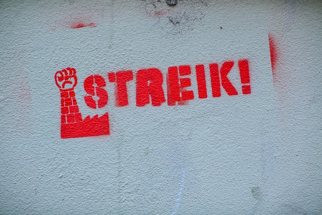 In roter Farbe auf weißer Wand geschrieben: Streik