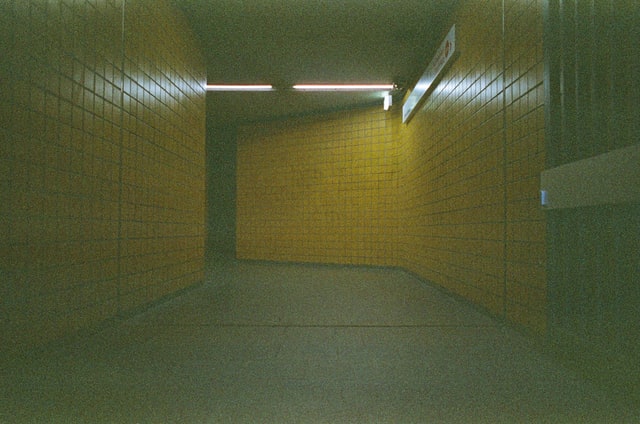Gang einer gelb gefliesten U-Bahnstation