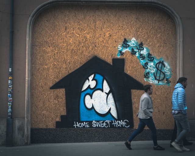 Ein Graffiti: Aus einem Schornstein rauchen Dollarsymbole heraus