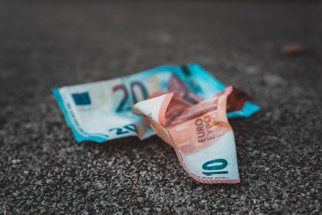 Euro-Scheine liegen zerknittert auf dem Boden