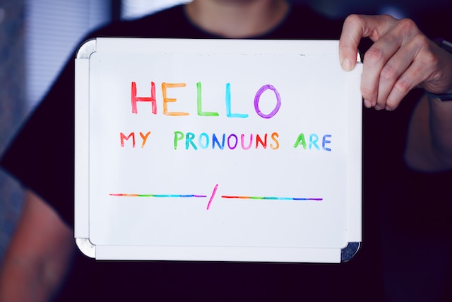 Schild mit: Hello my pronouns are ...