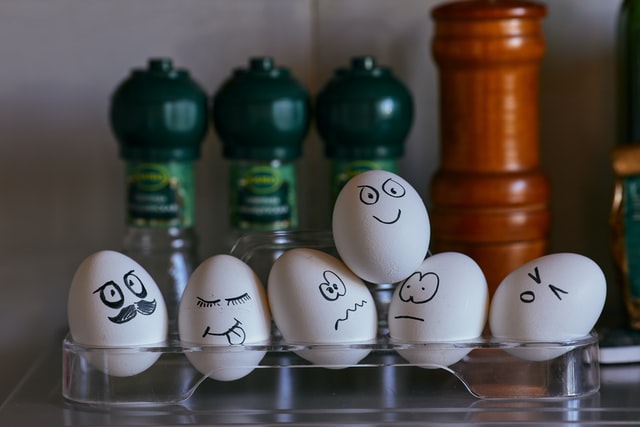 Eier mit verschiedenen Emotionsausdrücken