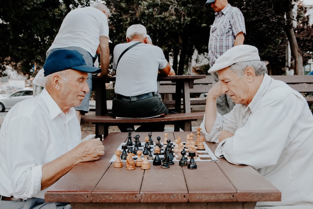 Zwei ältere Herren spielen Schach