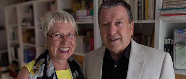 Annegret Sirringhaus-Bünder und Prof. Peter Bender lachen vor einem Bücherregal in die Kamera